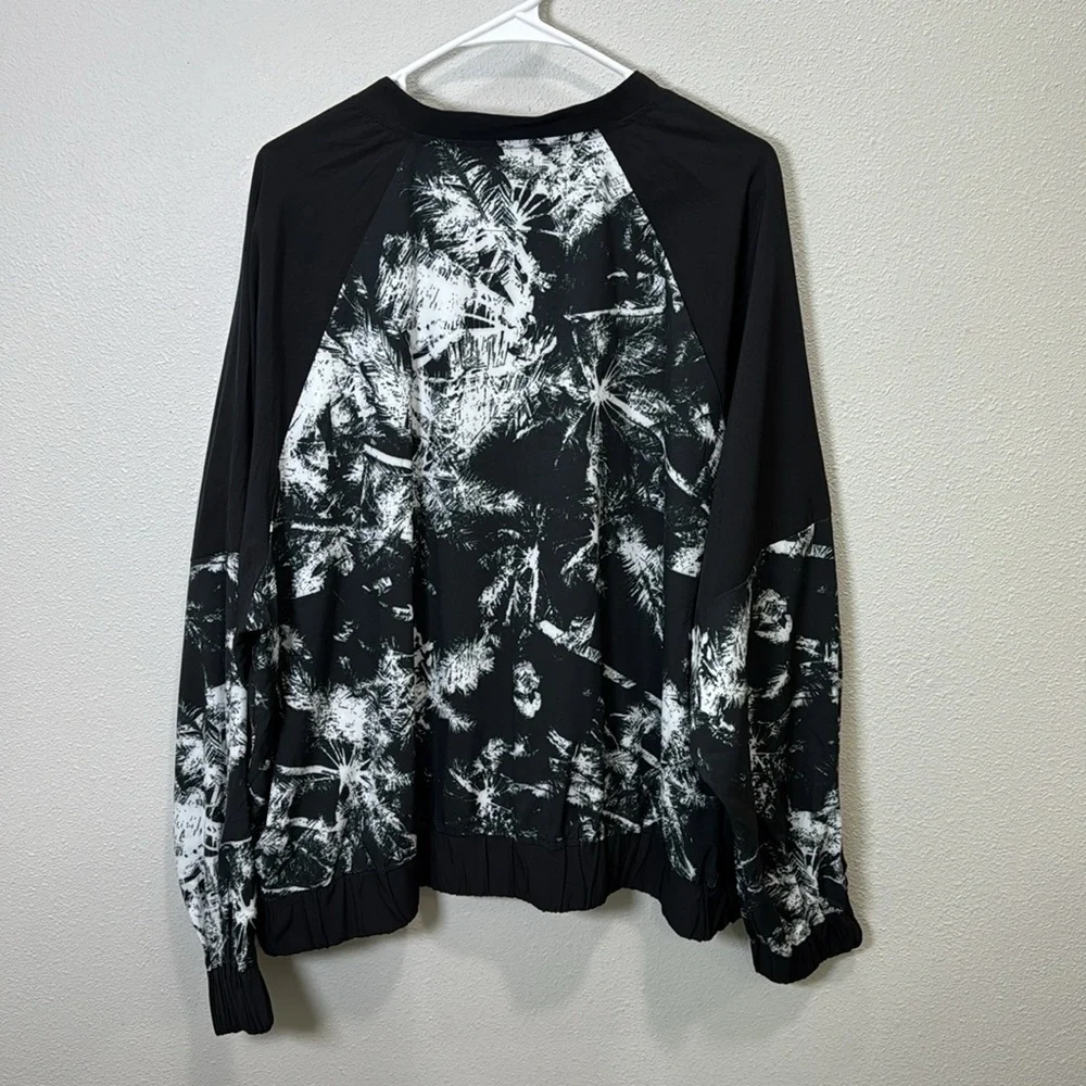 Torrid Black‎ and White Abstract Zip-Up bomber Jacket